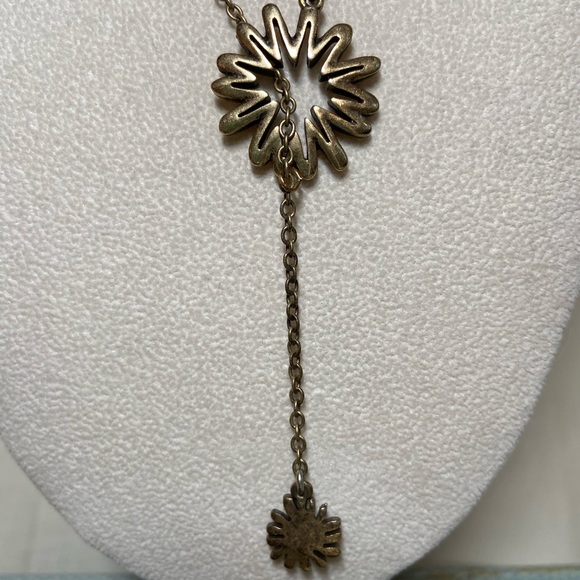 Lucky gold tone flower slip necklace - Picture 2 of 3